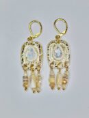 Boucles d'oreilles blanches et dorées