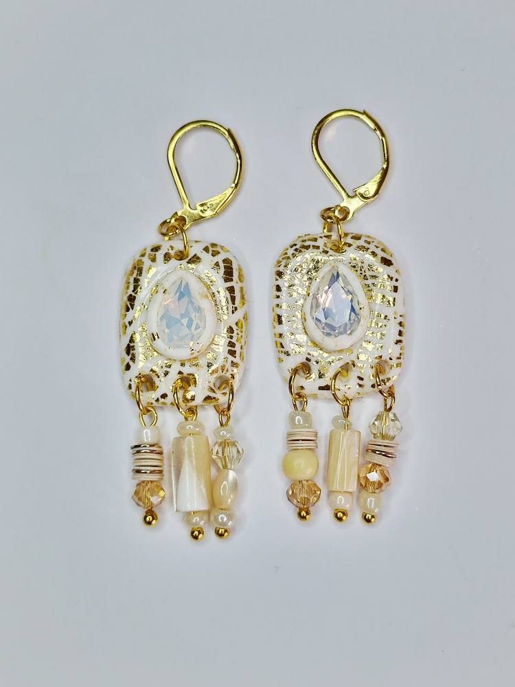 Boucles d'oreilles blanches et dorées