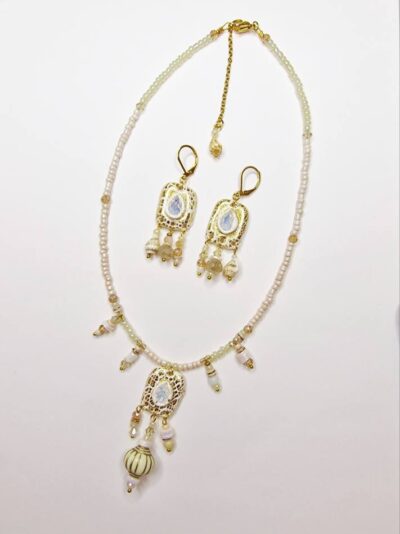 Parure blanche et dorée