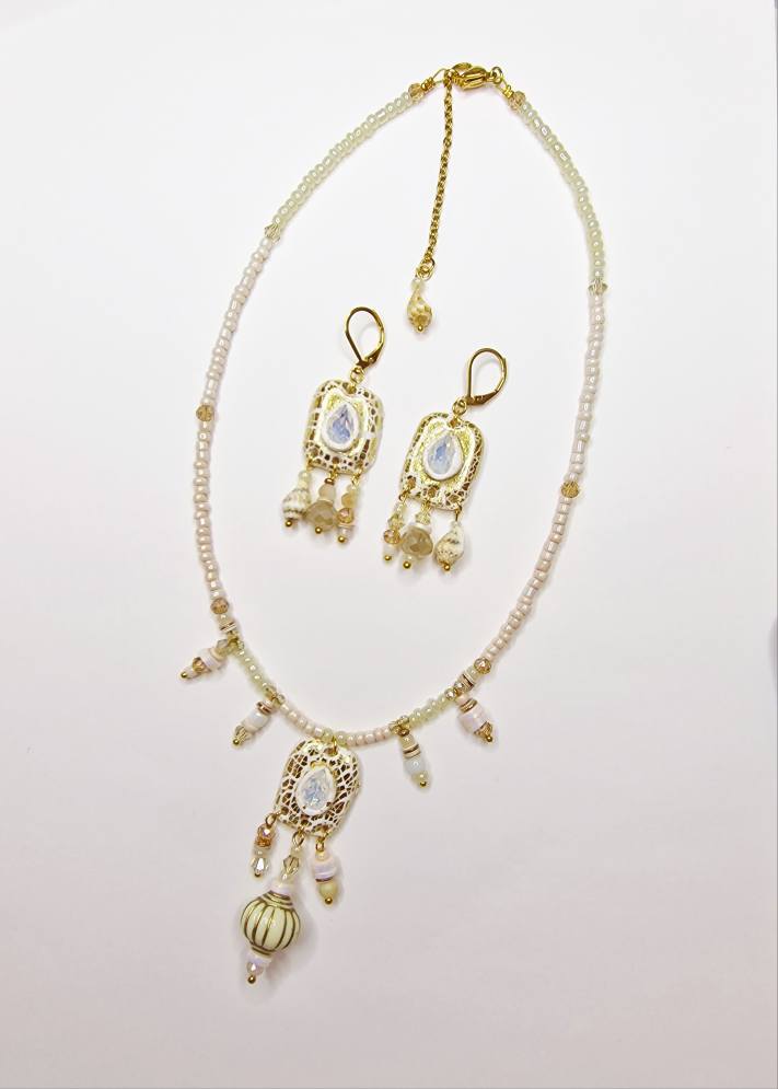 Parure blanche et dorée