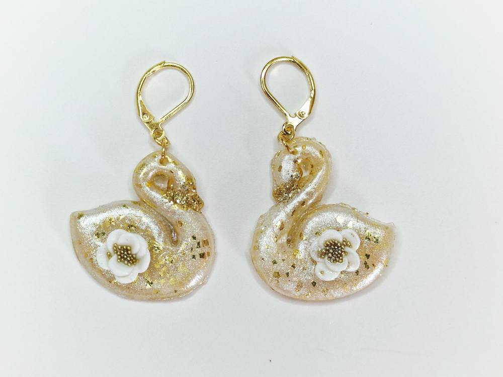 Boucles d'oreilles élégantes en forme de cygne blanc