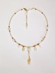 collier court coquillage