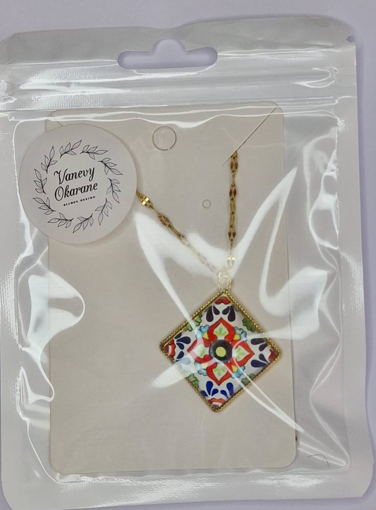 pendentif carré rouge et bleu marine.