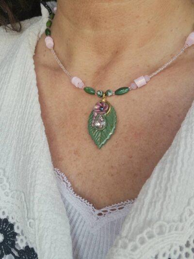 collier feuille rose