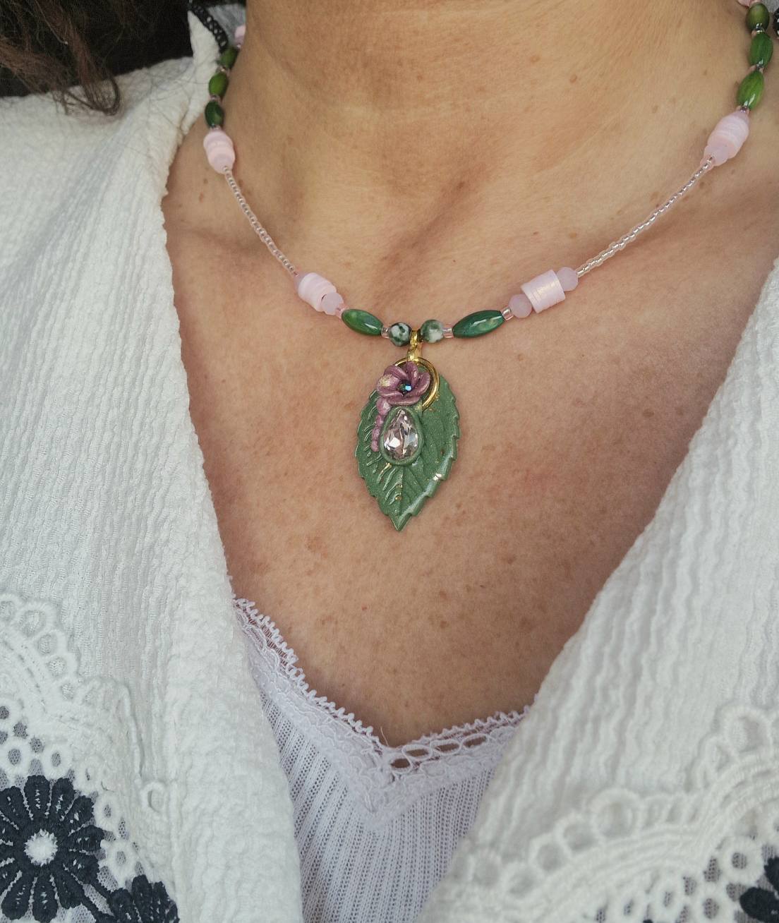 collier feuille rose