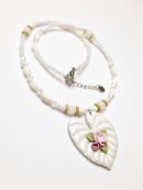 collier rose et blanc