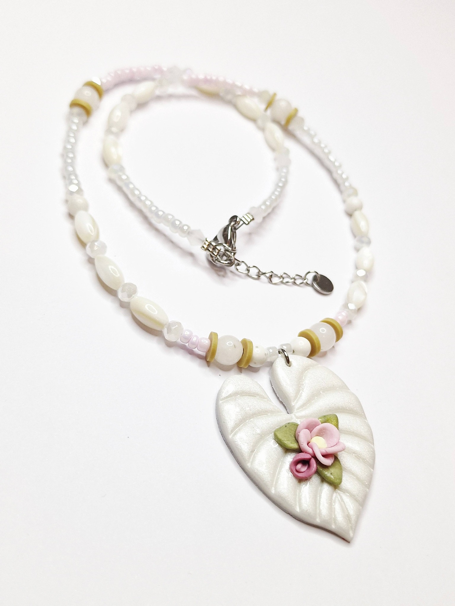 collier rose et blanc
