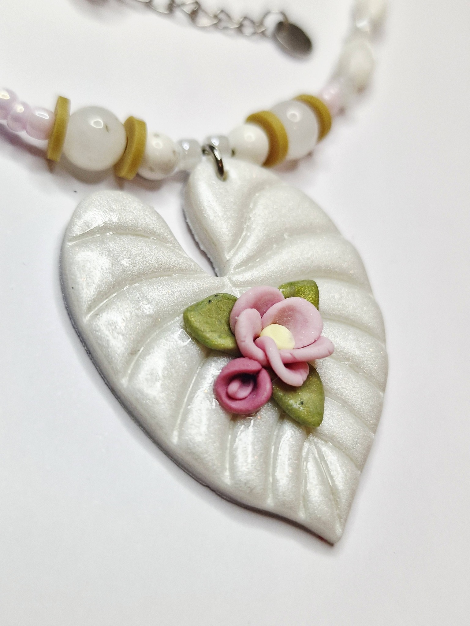 collier court blanc et rose