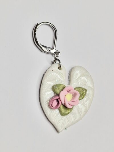 boucles d'oreilles. Rose et blanc nacré.