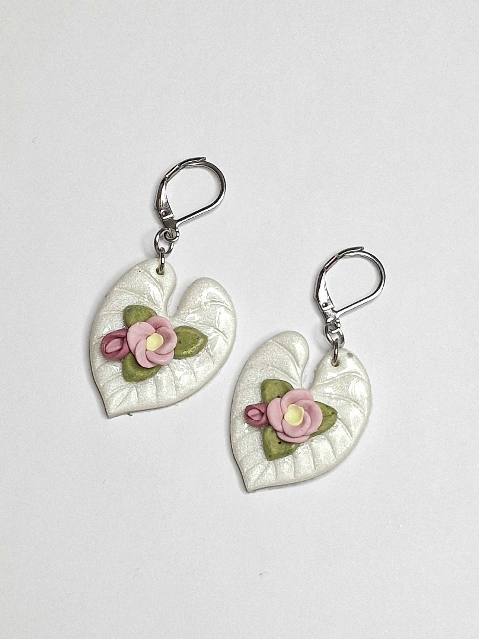 Boucles d'oreilles. rose et blanc